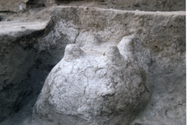 Bild 2: Überkalkter Lehm-Altar, Aschkelon, 12. Jhd. (c) Master/Aja 2011, S. 138.