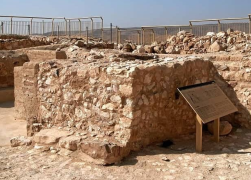 Bild 1: Feldstein-und-Lehm-Altar, Arad, 10. Jhd. (c) MadainProject